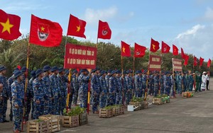 Tết trồng cây giữa trùng khơi Trường Sa