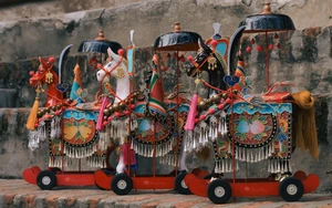 Đầu Xuân, "thong dong" cùng đồ chơi ngựa kéo xưa