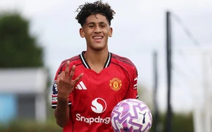 Thần đồng của MU lập siêu phẩm khó tin trước sự chứng kiến của HLV Carrick