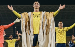 Giải mã chiếc áo đặc biệt mà Ronaldo khoác lên người sau khi lập cú đúp cho Al Nassr