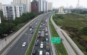 Cao tốc Pháp Vân - Cầu Giẽ ùn tắc kéo dài trong chiều mùng 6 tết