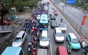 Giao thông Hà Nội đông đúc ngày cuối kỳ nghỉ Tết Bính Ngọ