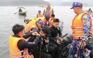 Dồn lực tìm kiếm các nạn nhân mất tích còn lại ở hồ Thác Bà