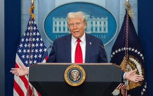 Tổng thống Mỹ nâng thuế quan toàn cầu từ 10% lên 15%