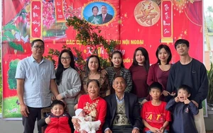 Hình ảnh Công Phượng đưa vợ con về quê ăn Tết gây sốt