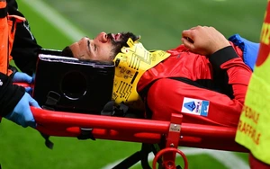 Cựu sao Chelsea nhập viện vì chấn thương đầu nghiêm trọng ở Serie A