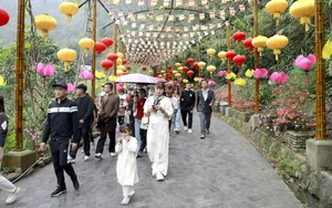 Hàng nghìn du khách, phật tử về chiêm bái tại Khu danh thắng Tây Thiên