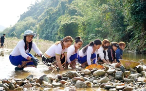 Tái hiện tục Đắp chăn “săn” cá suối của đồng bào Co, Quảng Ngãi