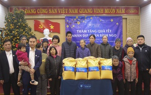 Bệnh viện Mắt Hoa Lư tặng gạo cho Trung tâm Bảo trợ xã hội tỉnh Ninh Bình