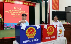 Cử tri TP HCM làm việc dài ngày trên biển bỏ phiếu sớm