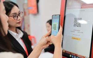 Máy bán vàng tự động - điểm nhấn mới trong ngày vía Thần Tài