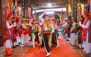 Về Triều Khúc xem trai giả gái trong điệu múa cổ