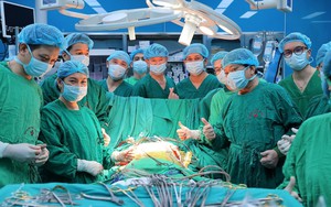 Những người gìn giữ sự sống bằng tri thức và lòng nhân ái