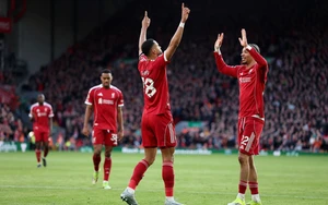 Liverpool thăng hoa rực rỡ dưới mưa bàn thắng tại sân Anfield