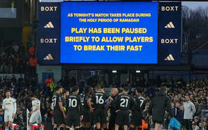 CĐV Leeds phản ứng tiêu cực khi trọng tài ra quyết định đặc biệt với 3 cầu thủ Man City