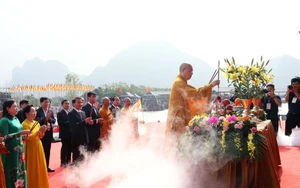 Hàng ngàn du khách dự lễ Khai hội Xuân Tam Chúc Bính Ngọ 2026
