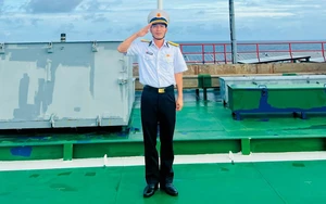 "Ngọn cờ vững chắc" của Đảng giữa trùng khơi