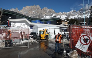 Olympic Mùa đông Italy 2 ngày trước khai mạc: Công trường vẫn ngổn ngang, sân băng bị chê 