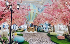 Giới trẻ rủ nhau "lên mây" đón tết tại Crescent Mall với rừng đào và khinh khí cầu mộng mơ