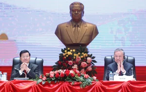 Tổng Bí thư Tô Lâm và Tổng Bí thư, Chủ tịch nước Lào chủ trì Hội nghị thông báo kết quả Đại hội XIV của Đảng Cộng sản Việt Nam