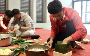 Tin nóng bóng đá Việt hôm nay 7/2: Đội trưởng U23 Việt Nam gói bánh chưng; CLB SHB Đà Nẵng nghỉ Tết sớm nhất V-League