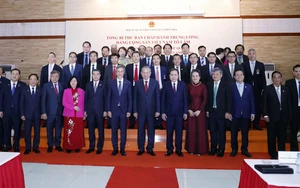 Tổng Bí thư Tô Lâm gặp gỡ cán bộ Đại sứ quán và cộng đồng người Việt Nam tại Campuchia