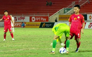 Xuất hiện bàn thua độc lạ nhất bóng đá Việt năm 2026, kẻ tội đồ ngơ ngác vì sai lầm khó tin