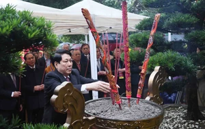 Chủ tịch nước Lương Cường dâng hương tại Tượng đài Vua Lý Thái Tổ và Đền Ngọc Sơn