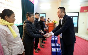 TTXVN trao tặng quà Tết cho các hộ gia đình khó khăn xã Tân Trào, Tuyên Quang