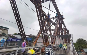 Vượt mưa rét, khẩn trương khắc phục sự cố trên cầu Long Biên