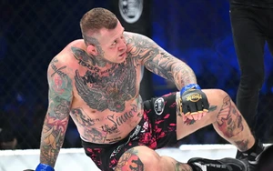 Màn "cắn tai" đối thủ đầy tai tiếng của Mike Tyson được tái hiện trong một trận đấu võ quốc tế