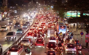 Đường phố Hà Nội đông nghẹt người những ngày cận Tết