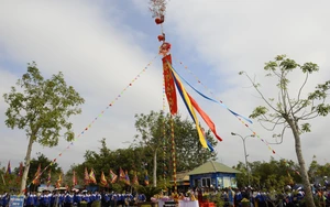 Lễ Thượng nêu, thả cá Tết Nguyên đán theo phong tục cung đình tại Thành nhà Hồ