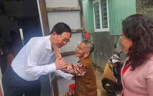 Phó Thủ tướng Hồ Quốc Dũng thăm, động viên nhân dân vùng lũ tỉnh Gia Lai