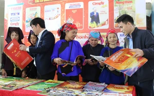 Đưa các ấn phẩm báo chí đặc biệt đến với đồng bào các dân tộc xứ Lạng