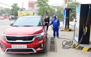 Giá xăng dầu giảm sâu, xăng RON95 xuống còn hơn 25.000 đồng/lít