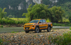 Bất ngờ đầu năm 2026: Dẫn đầu phân khúc bán tải, lần đầu Toyota Hilux vào Top 10 xe bán chạy toàn thị trường