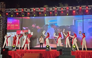 Nhân dân xã Quốc Oai hào hứng với chương trình nghệ thuật "Ngày hội non sông"