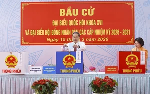 Chủ tịch Quốc hội Trần Thanh Mẫn bỏ phiếu bầu cử tại TP Hồ Chí Minh