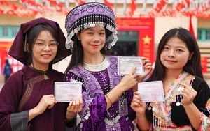 Những "bông hoa" núi rừng gửi trọn niềm tin vào lá phiếu giữa lòng Thủ đô