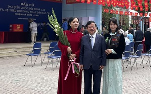 Kỷ niệm 39 năm ngày cưới đúng Ngày hội non sông: Vợ chồng Nhạc sĩ Đỗ Hồng Quân - NSƯT Chiều Xuân cùng con gái đi bầu cử