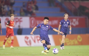 Thành Long ghi điểm với HLV Kim Sang Sik trước ngày công bố danh sách đội tuyển Việt Nam