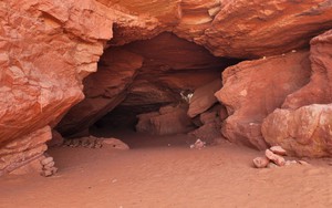 Khám phá các hang động kỳ thú trên sa mạc Sahara