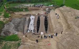 Thuyền hai thân hay một kiến trúc nổi hai phao thuyền