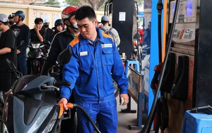 Giá xăng dầu chỉ được điều chỉnh ngay sau 1 ngày khi giá cơ sở tăng từ 15% trở lên