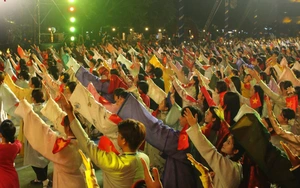 1.000 bạn trẻ mặc Việt phục đồng diễn trên nền nhạc “Nhà tôi có treo một lá cờ”