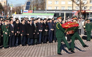 Thủ tướng Phạm Minh Chính đặt hoa tại Tượng đài Chủ tịch Hồ Chí Minh ở Moskva