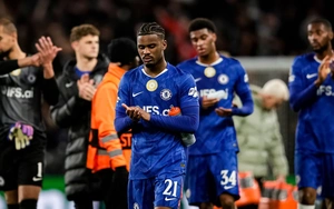 Hình ảnh bóng đá Anh đang bị thử thách