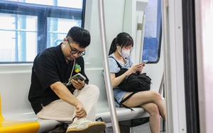 Giới trẻ Hà Nội chuyển sang đi tàu điện để tiết kiệm chi phí