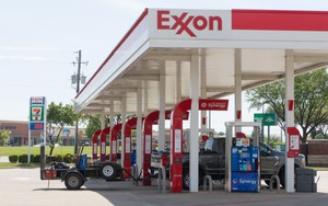 Giá dầu thế giới giảm mạnh sau động thái "xuống thang" của Mỹ